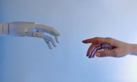 robothånd og menneskehånd
