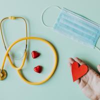 Mundbind, stetoskop  og hjerte